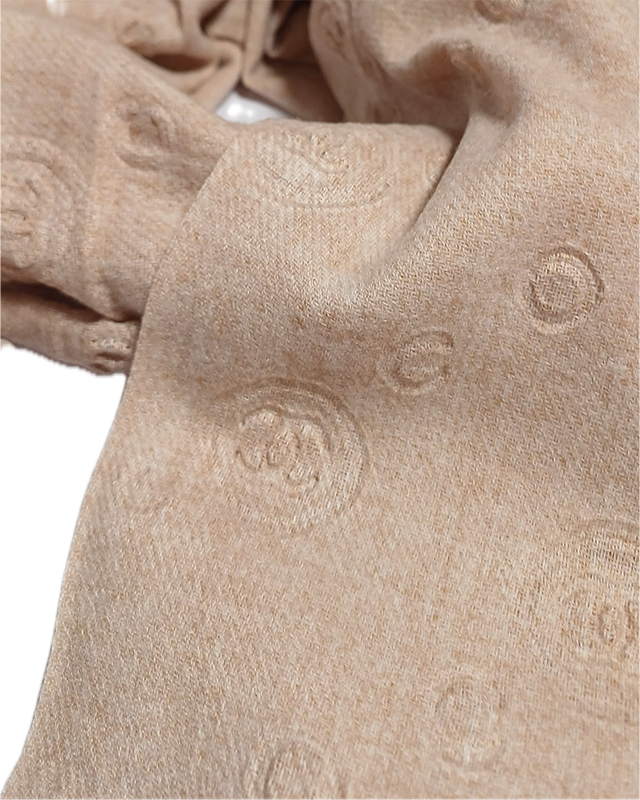 Szal szalik ciepły beżowy z frędzlami i wytłaczanym wzorem