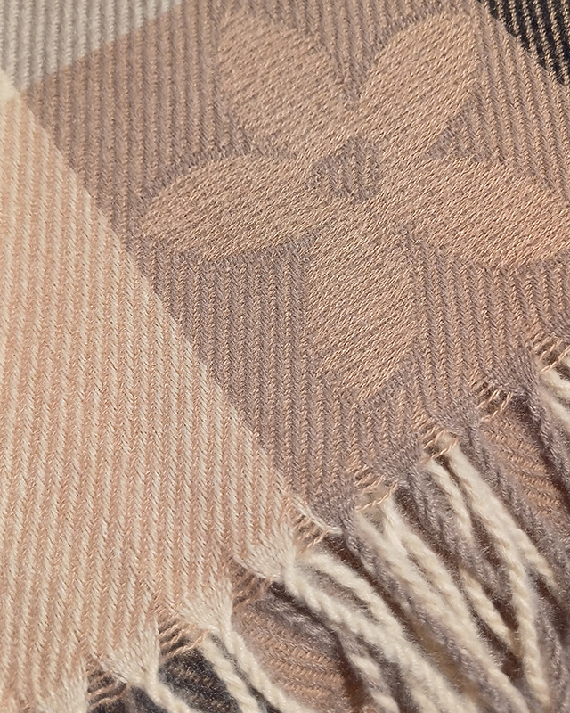 Szal szalik ciepły beżowy z frędzlami we wzór kwiatków i serc