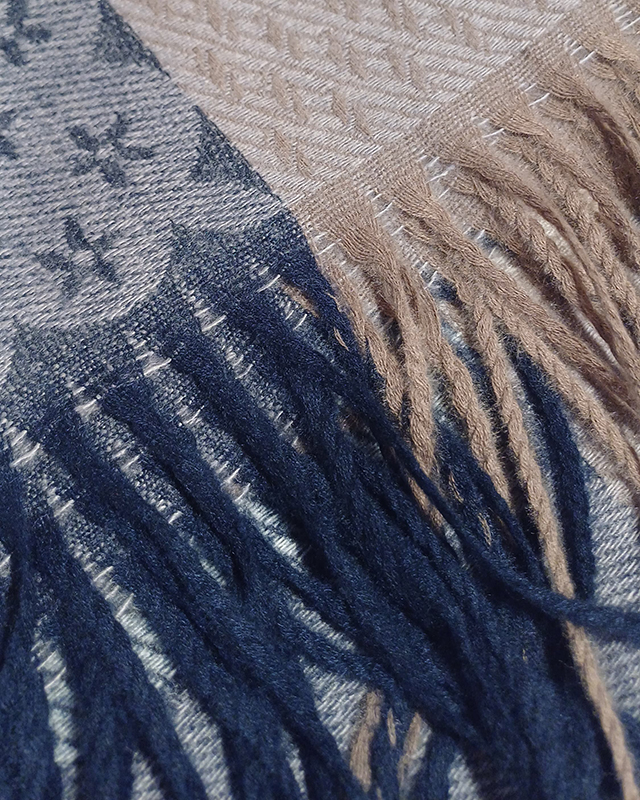 Szal szalik ciepły niebiesko beżowy z frędzlami we wzór kwiatków